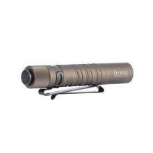 Cargar imagen en el visor de la galería, Linterna Olight I3T EOS Desert Tan
